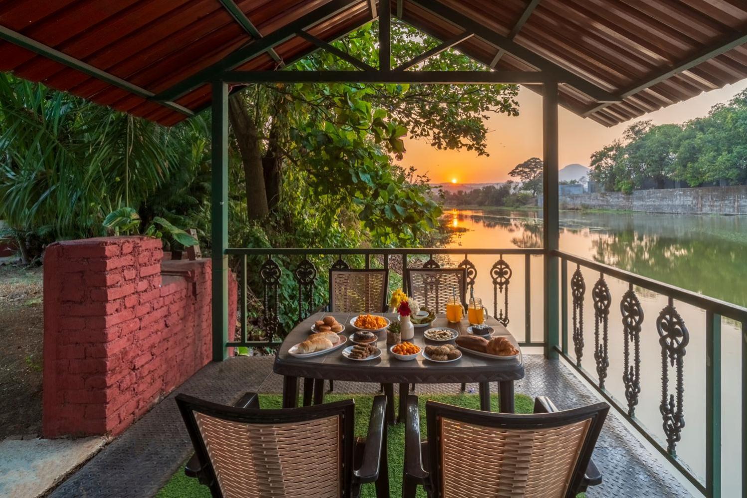 Vintage Estate - Lakeside Allure With Vintage Decor,A Plunge Pool & A Lawn Featuring A Charming Gazebo Karjat Extérieur photo
