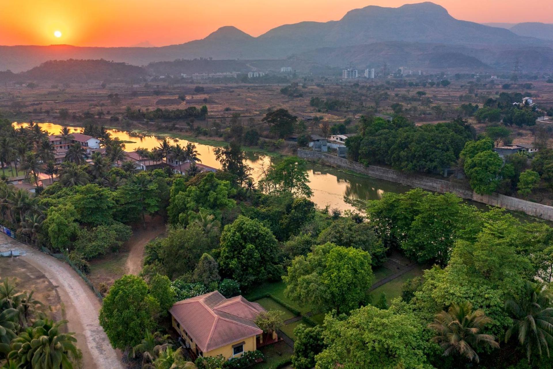 Vintage Estate - Lakeside Allure With Vintage Decor,A Plunge Pool & A Lawn Featuring A Charming Gazebo Karjat Extérieur photo