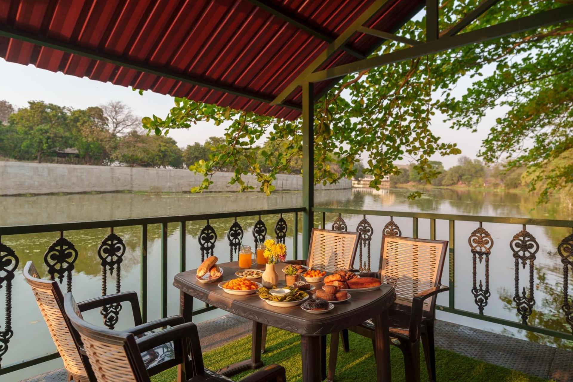 Vintage Estate - Lakeside Allure With Vintage Decor,A Plunge Pool & A Lawn Featuring A Charming Gazebo Karjat Extérieur photo